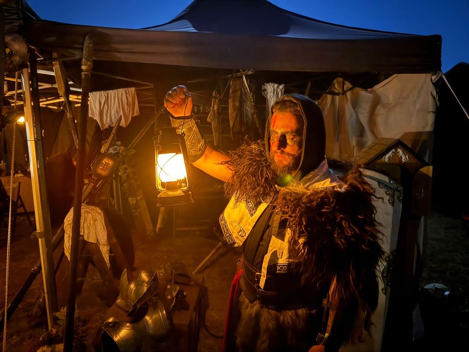 Ritratto notturno alla luce delle lanterne, immagine d'archivio scelta per Lamb’El Boberswarn