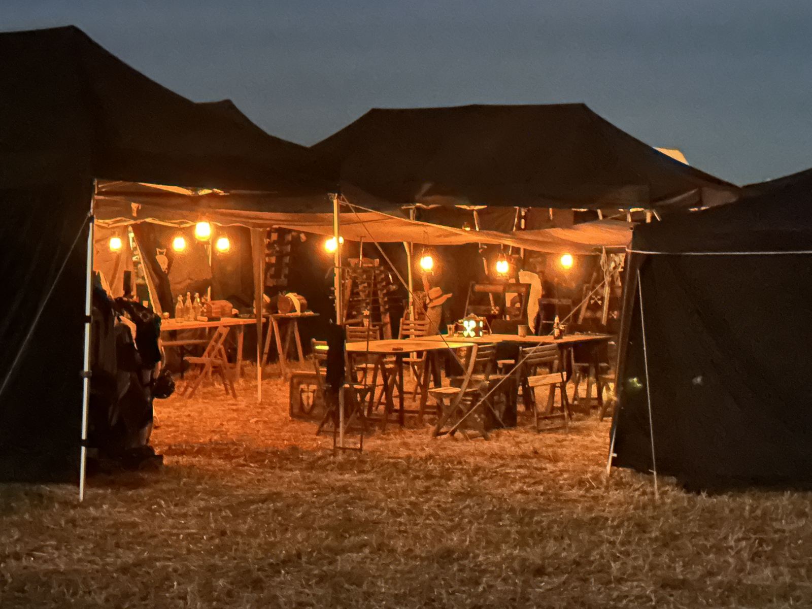 L'accampamento illuminato di notte, la Piana di giugno 2026