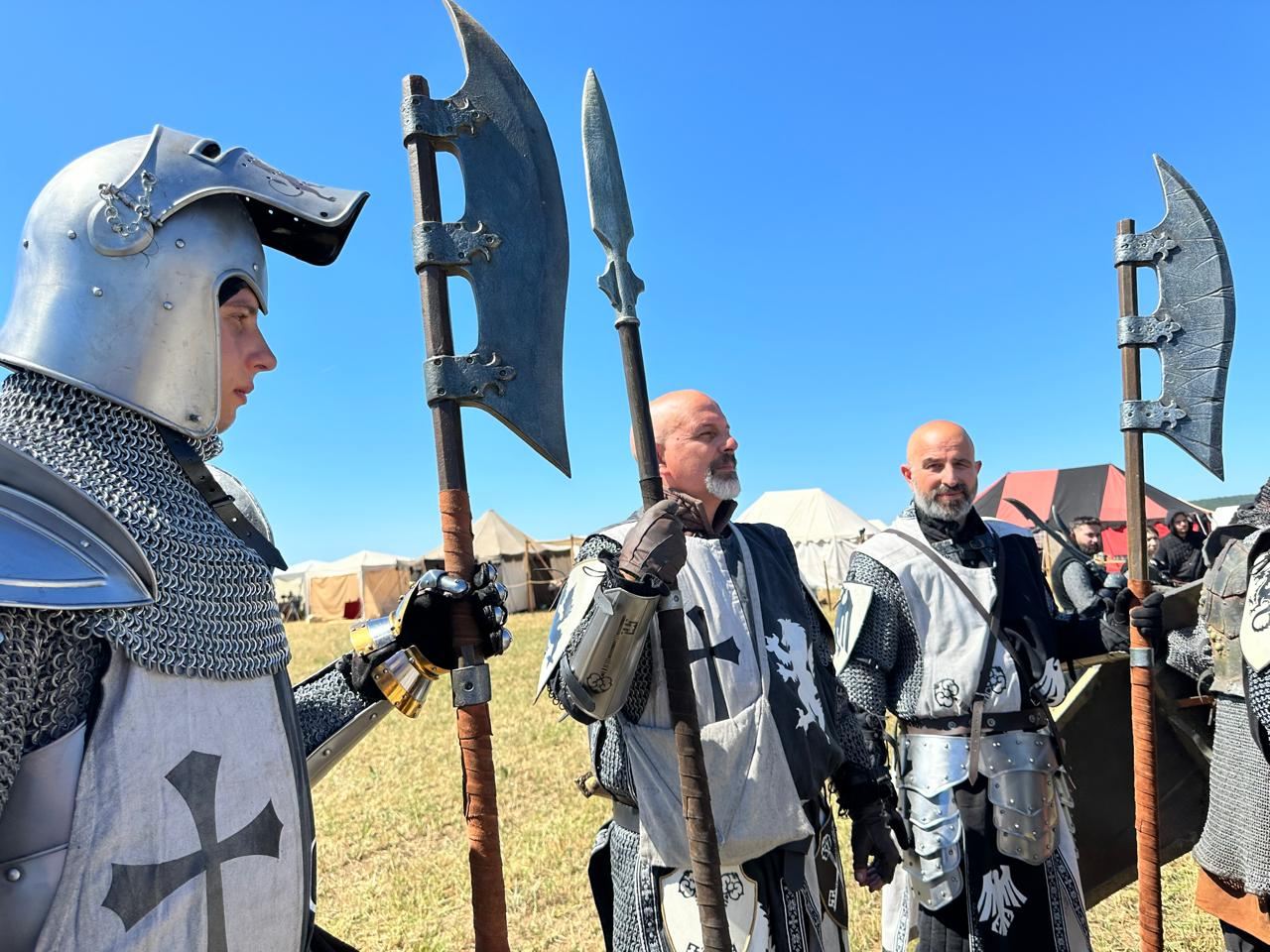 Guardiani in armatura con alabarde, la Piana di giugno 2026